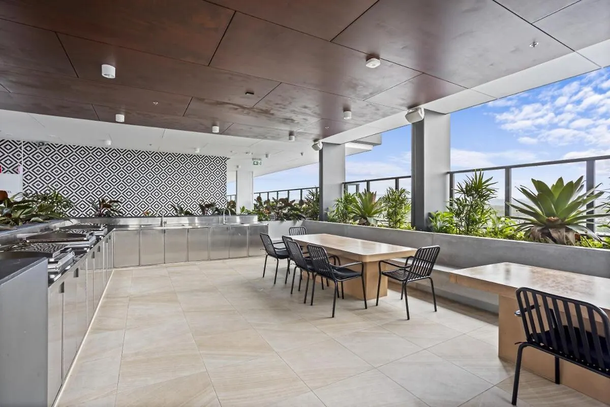 Southport Lux Top Floor Apartment 黄金海岸