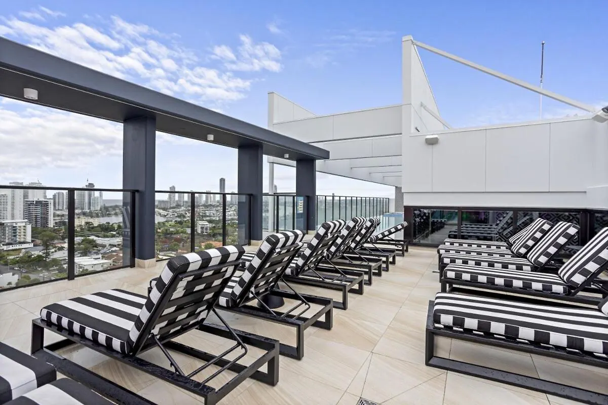 Southport Lux Top Floor Apartment 黄金海岸